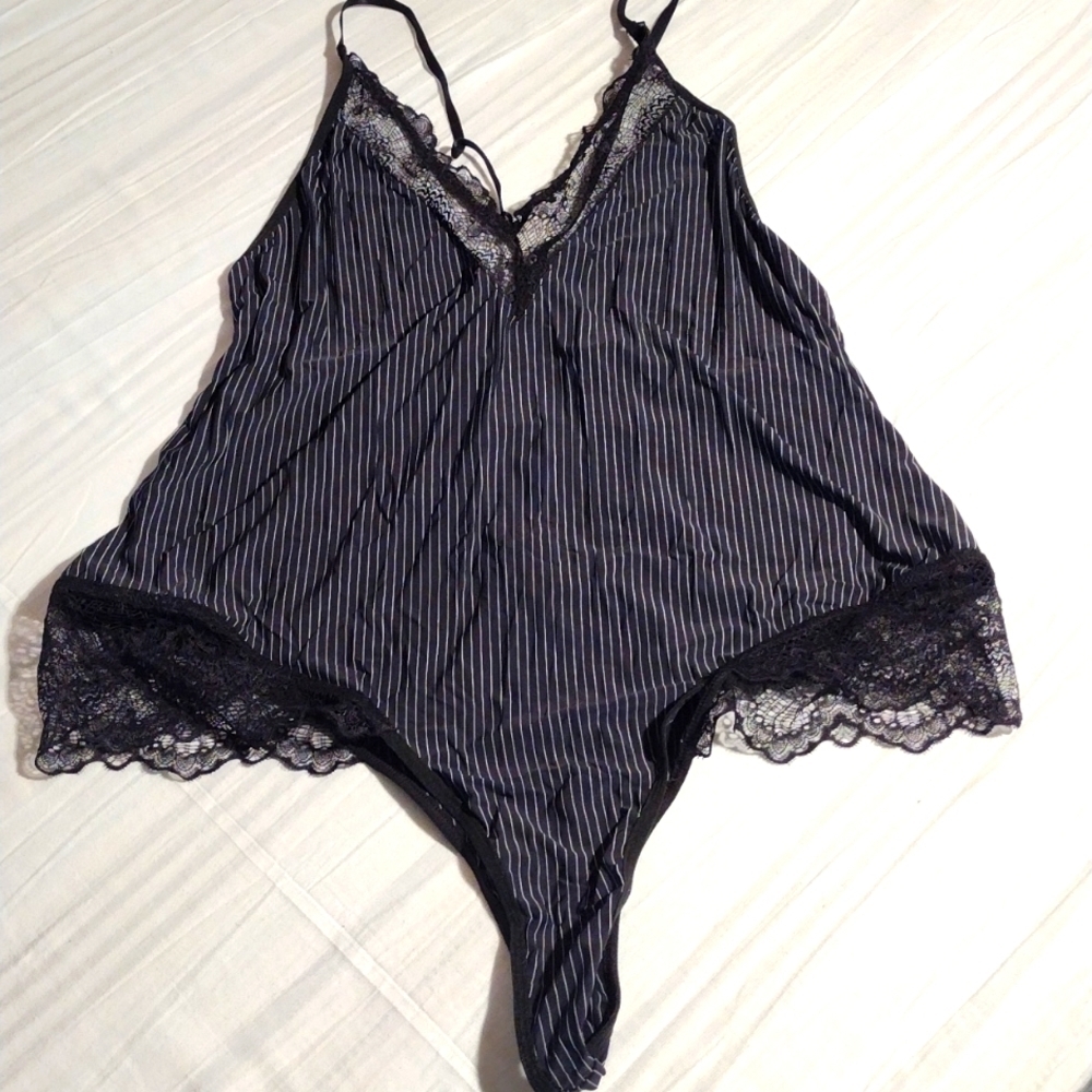 𝅺SHEIN 1X NEGLIGEE NIGHTY BLACK WHITE STRIPE ADJUSTABLE STRAPS NWT NEVER WORN.